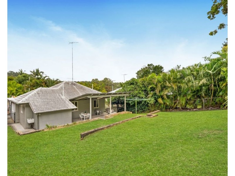 98 Nursery Rd, Holland Park West QLD 4121