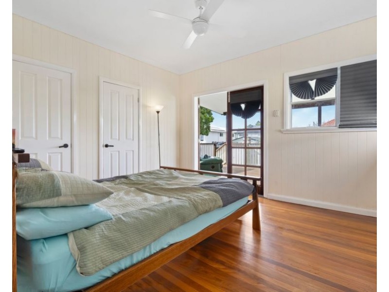 57 Holland Rd, Holland Park QLD 4121