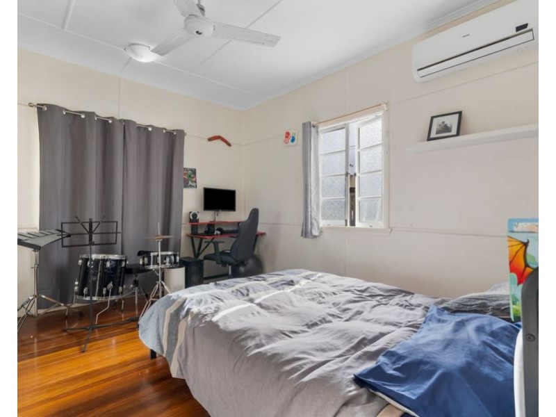 57 Holland Rd, Holland Park QLD 4121