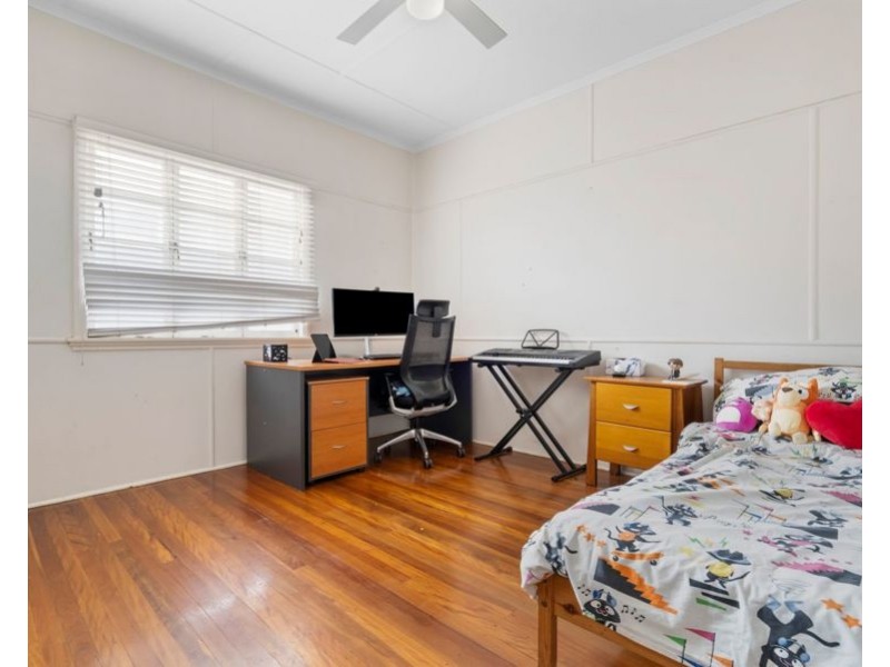 57 Holland Rd, Holland Park QLD 4121