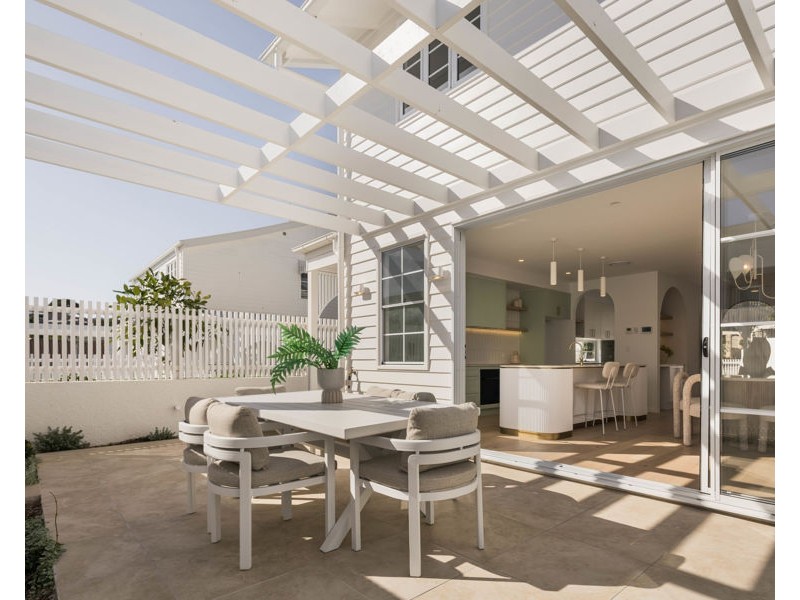 16 Hipwood Ave, Coorparoo QLD 4151