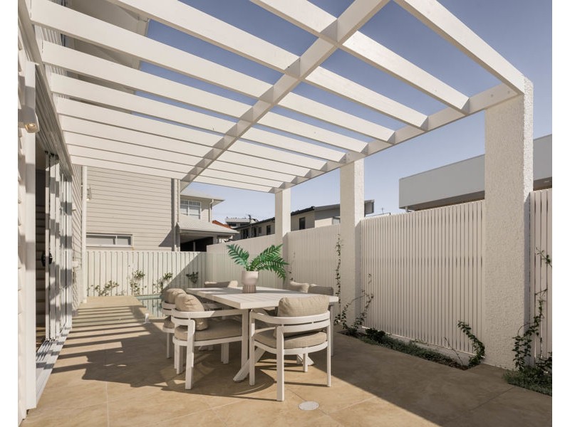 16 Hipwood Ave, Coorparoo QLD 4151