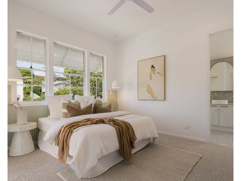 16 Hipwood Ave, Coorparoo QLD 4151