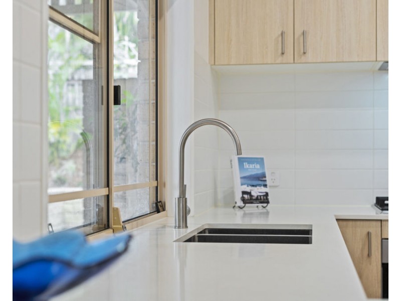 1 Acacia Close, Holland Park West QLD 4121