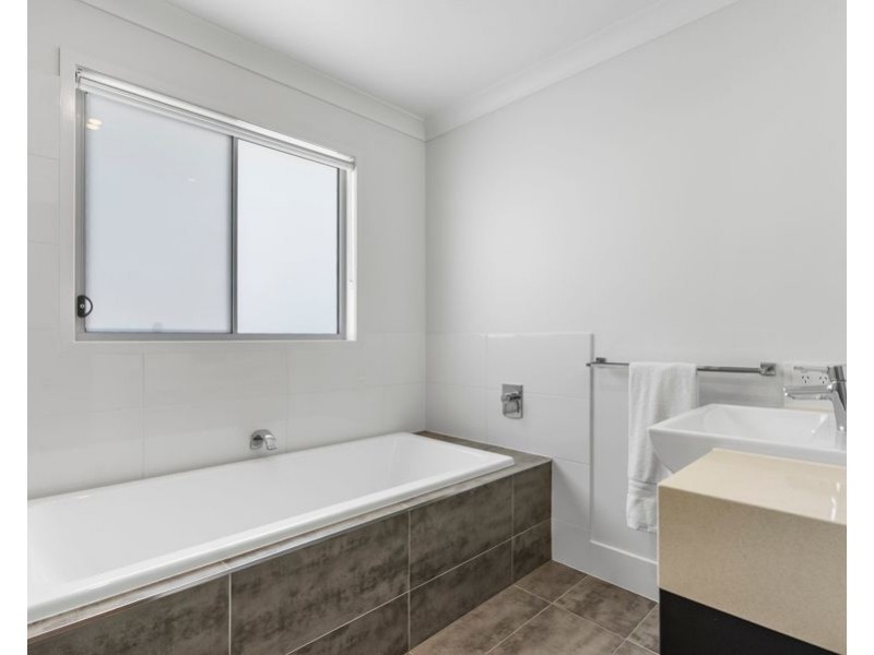 63 Stella St, Holland Park QLD 4121