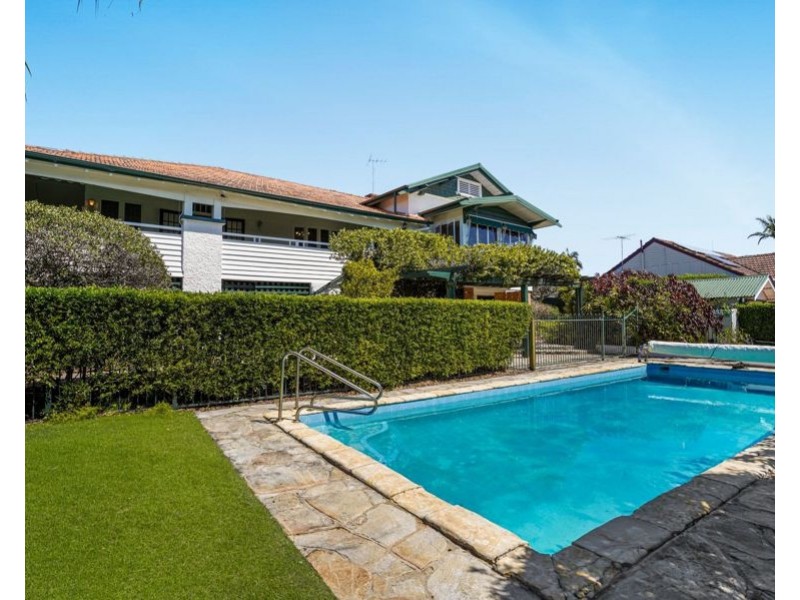 303 Cavendish Rd (Cnr Emlyn St), Coorparoo QLD 4151