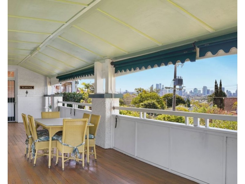 303 Cavendish Rd (Cnr Emlyn St), Coorparoo QLD 4151