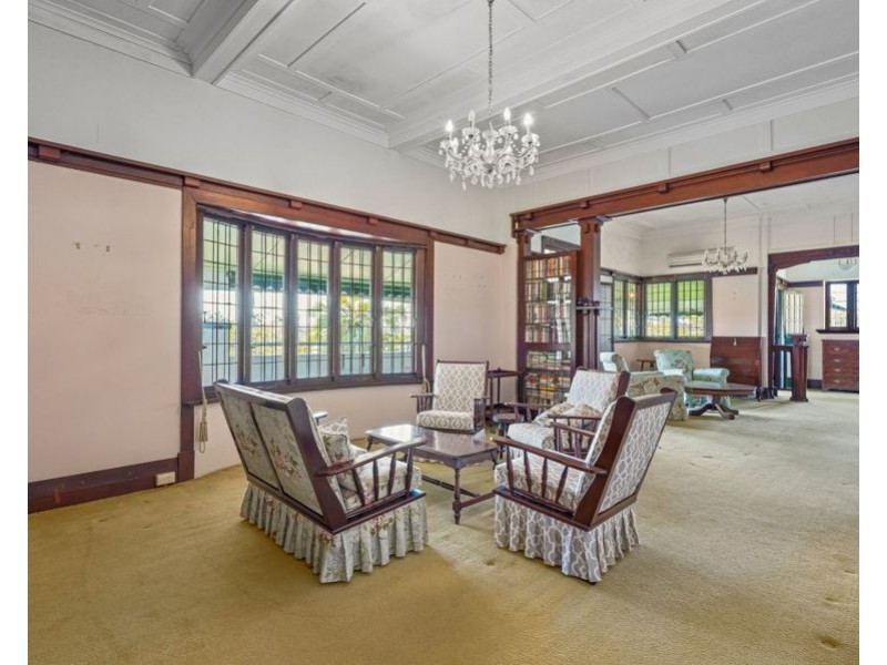303 Cavendish Rd (Cnr Emlyn St), Coorparoo QLD 4151