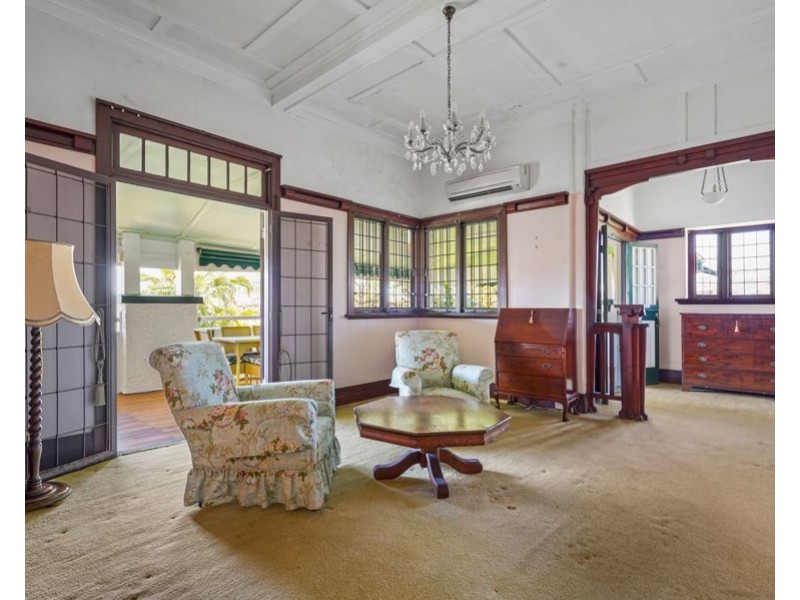 303 Cavendish Rd (Cnr Emlyn St), Coorparoo QLD 4151