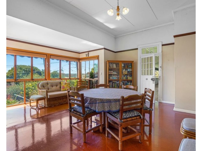 303 Cavendish Rd (Cnr Emlyn St), Coorparoo QLD 4151