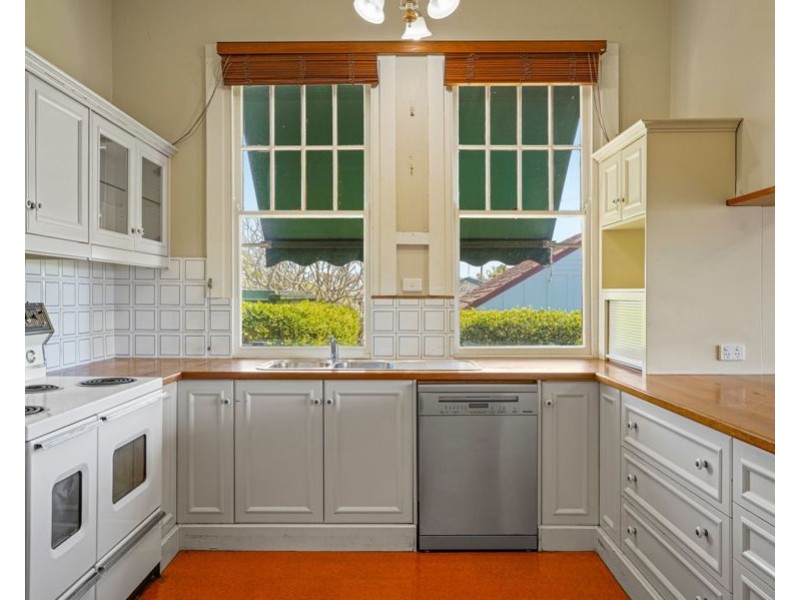 303 Cavendish Rd (Cnr Emlyn St), Coorparoo QLD 4151