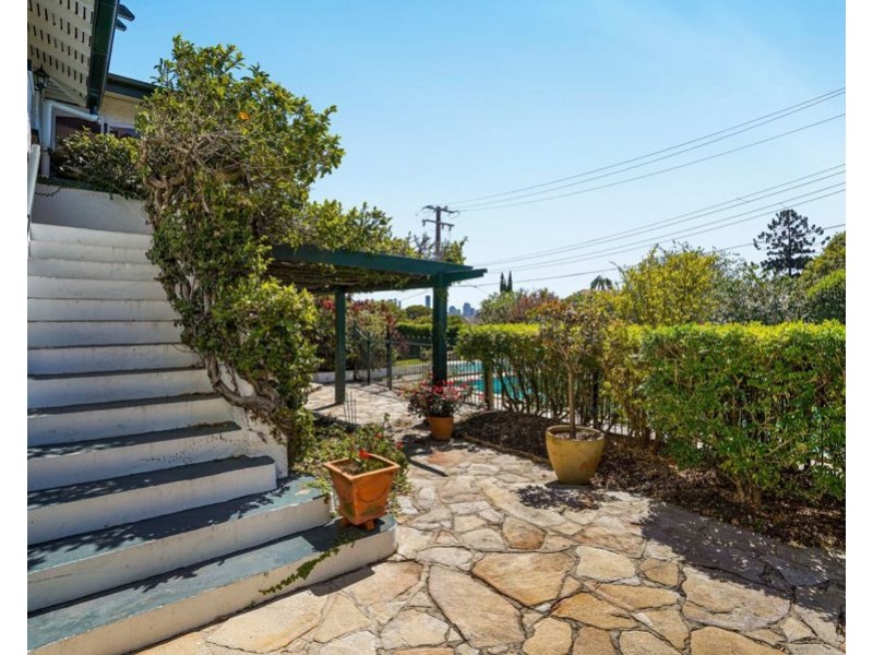 303 Cavendish Rd (Cnr Emlyn St), Coorparoo QLD 4151
