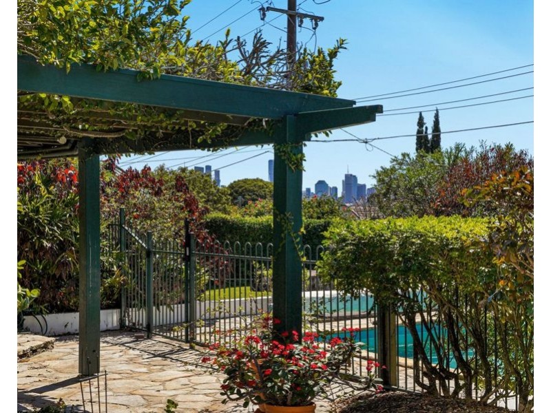303 Cavendish Rd (Cnr Emlyn St), Coorparoo QLD 4151