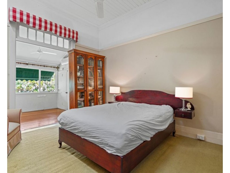 303 Cavendish Rd (Cnr Emlyn St), Coorparoo QLD 4151