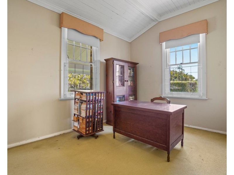 303 Cavendish Rd (Cnr Emlyn St), Coorparoo QLD 4151