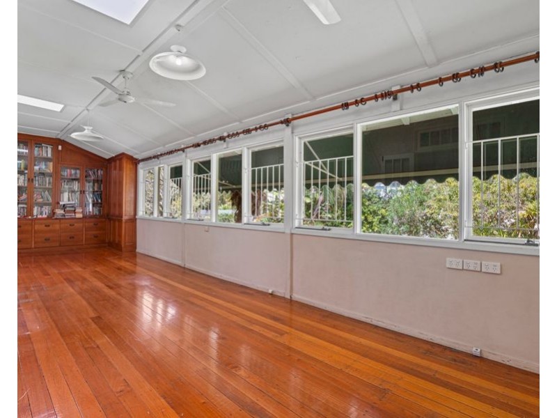 303 Cavendish Rd (Cnr Emlyn St), Coorparoo QLD 4151