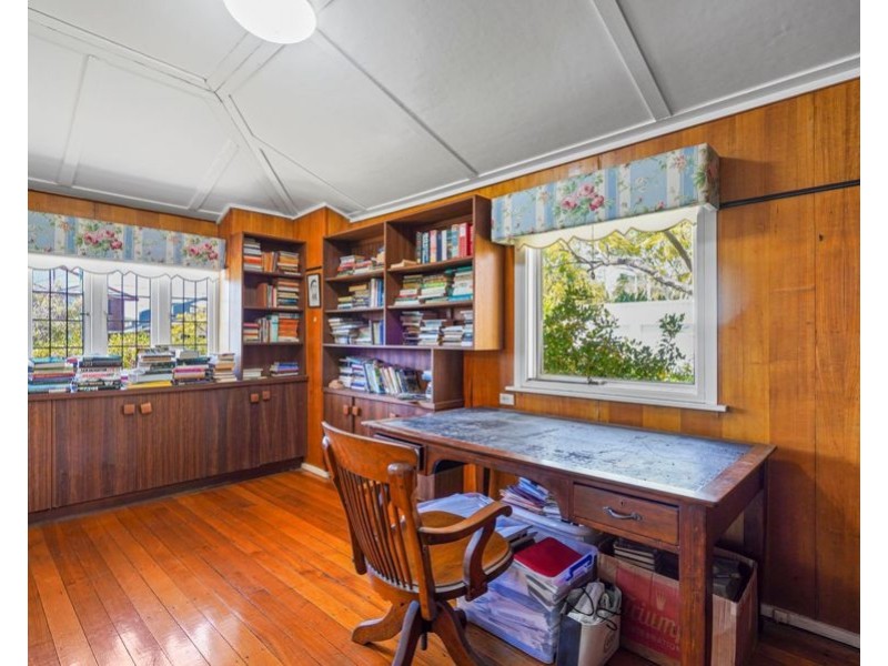 303 Cavendish Rd (Cnr Emlyn St), Coorparoo QLD 4151