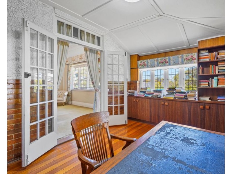 303 Cavendish Rd (Cnr Emlyn St), Coorparoo QLD 4151