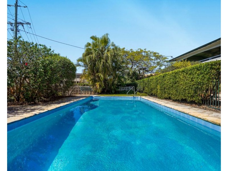 303 Cavendish Rd (Cnr Emlyn St), Coorparoo QLD 4151
