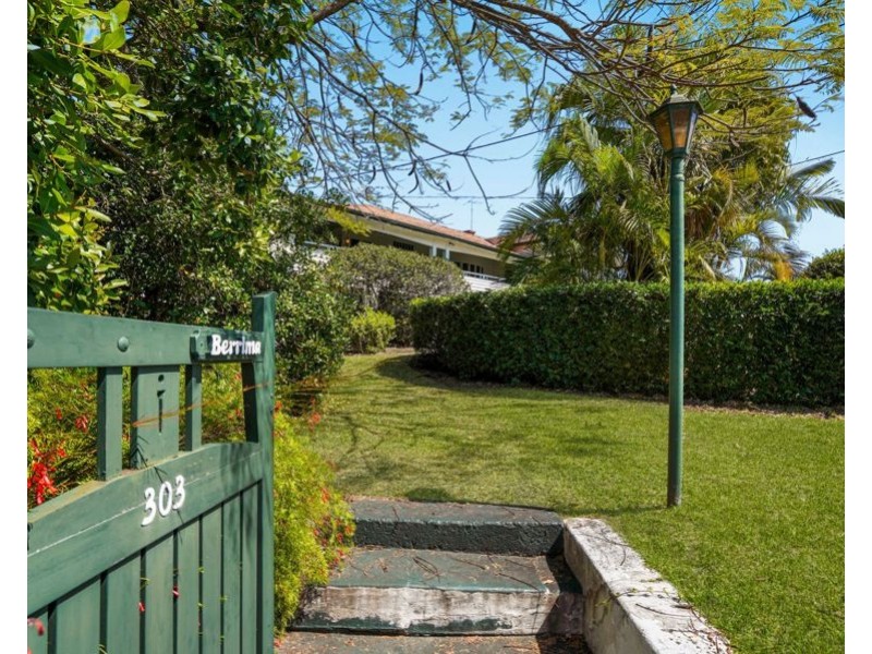 303 Cavendish Rd (Cnr Emlyn St), Coorparoo QLD 4151
