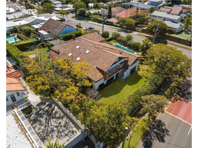 303 Cavendish Rd (Cnr Emlyn St), Coorparoo QLD 4151