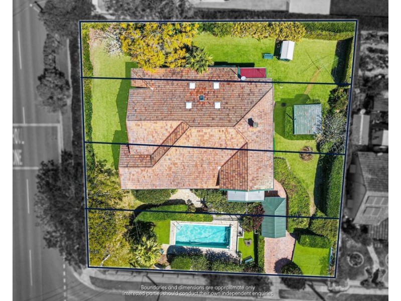 303 Cavendish Rd (Cnr Emlyn St), Coorparoo QLD 4151