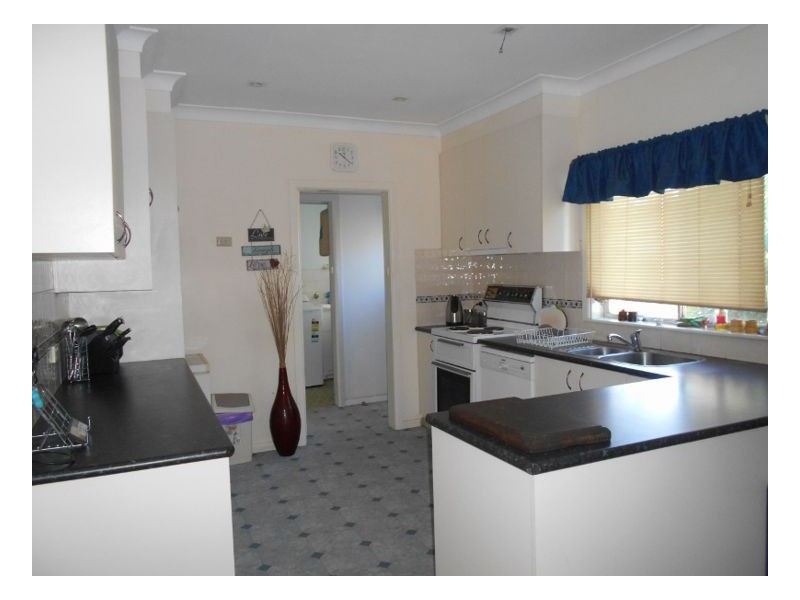 25 Young St, Oaklands NSW 2646