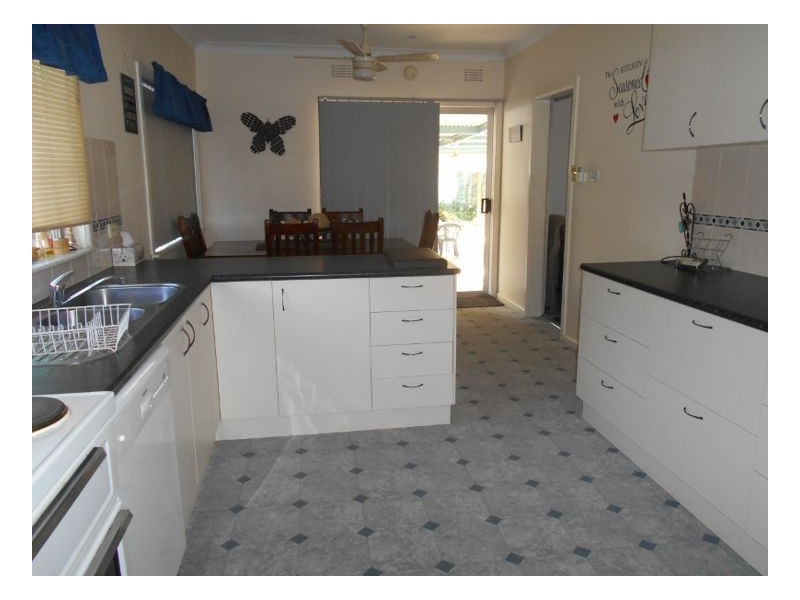 25 Young St, Oaklands NSW 2646