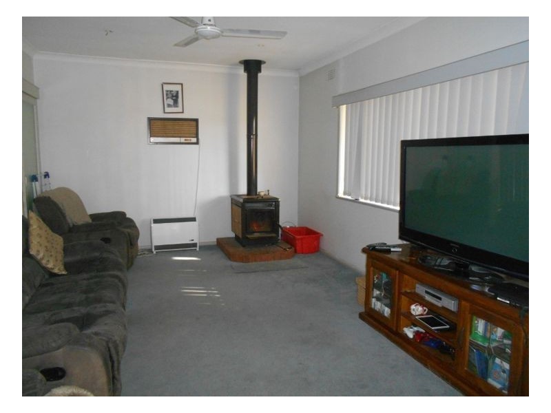 25 Young St, Oaklands NSW 2646