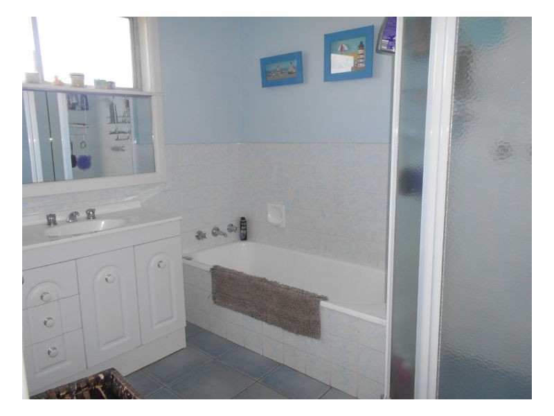 25 Young St, Oaklands NSW 2646