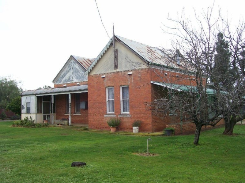 16 Young St, Oaklands NSW 2646