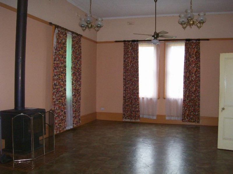 16 Young St, Oaklands NSW 2646