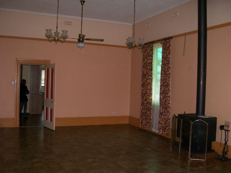 16 Young St, Oaklands NSW 2646