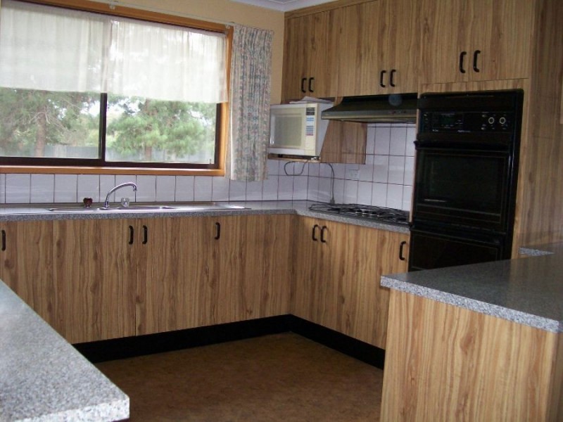 16 Young St, Oaklands NSW 2646