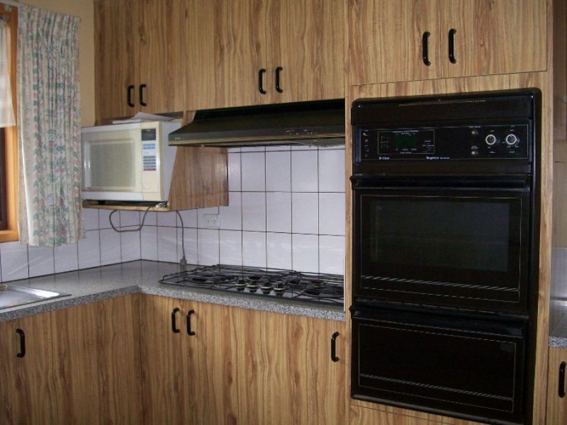 16 Young St, Oaklands NSW 2646