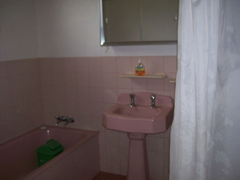 16 Young St, Oaklands NSW 2646