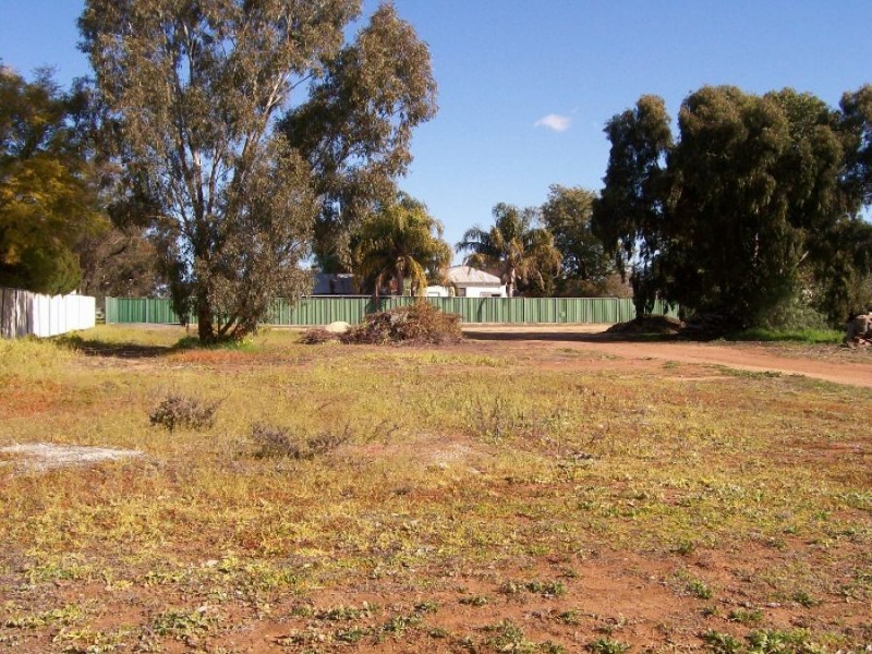 13-15 Young St, Oaklands NSW 2646