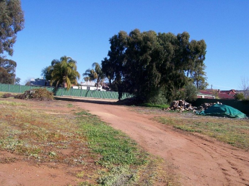 13-15 Young St, Oaklands NSW 2646