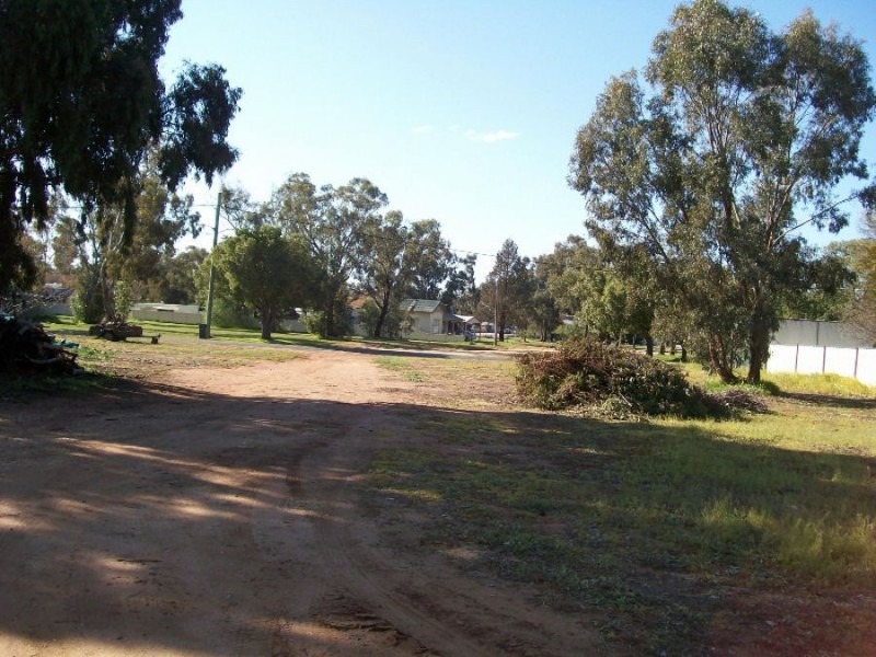 13-15 Young St, Oaklands NSW 2646