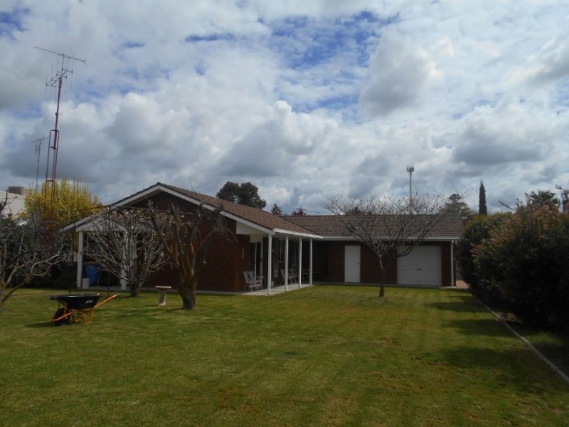 10 Alexander Ave, Berrigan NSW 2712