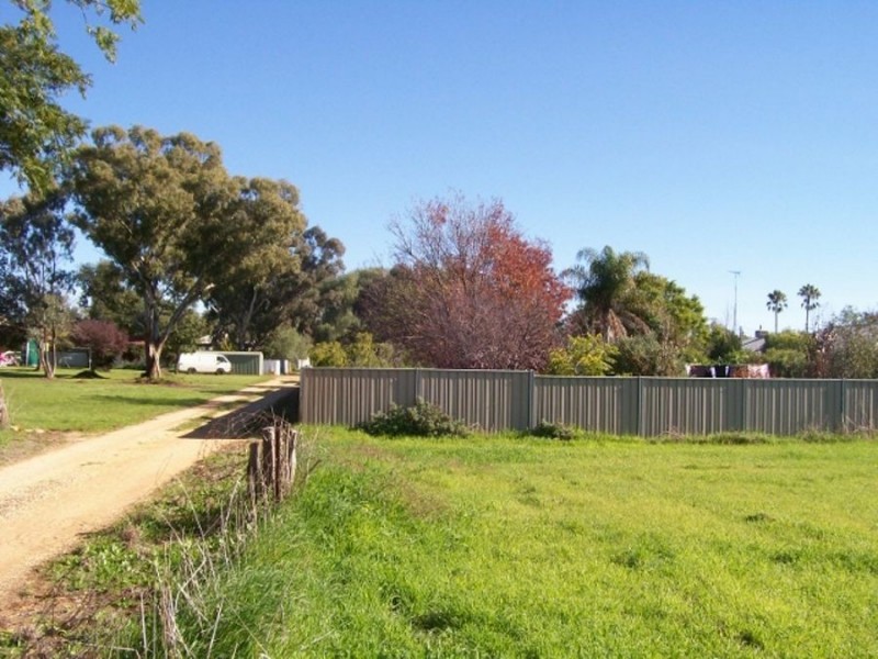 33 to 35 Young St, Oaklands NSW 2646