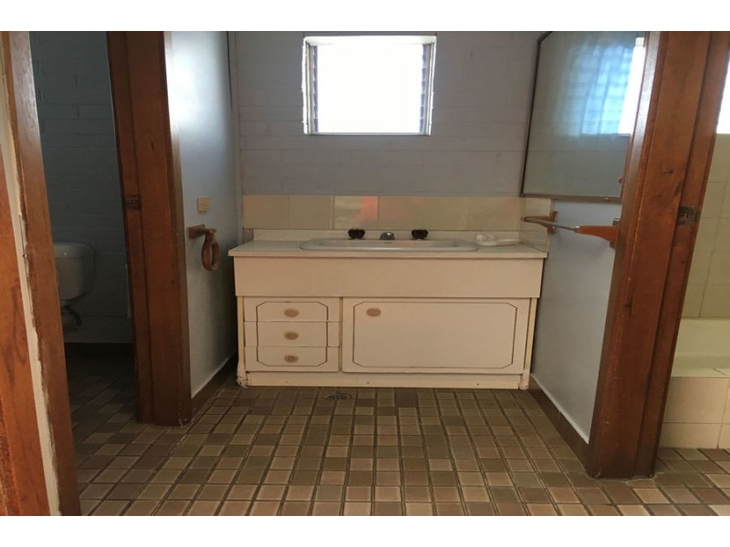 Flat 1 25 Pine Ave, Tuncurry NSW 2428