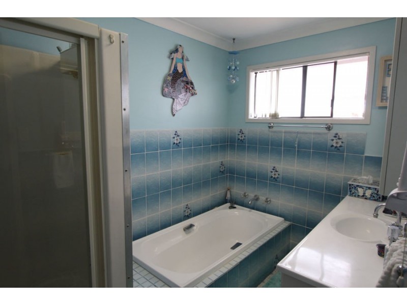 354 Lakedge Ave, Chittaway Bay NSW 2261