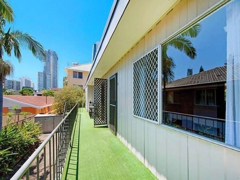 4/19 Darrambal Street, Chevron Island QLD 4217