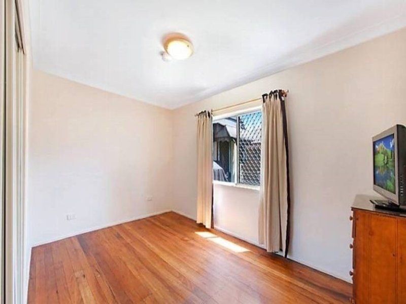 4/19 Darrambal Street, Chevron Island QLD 4217