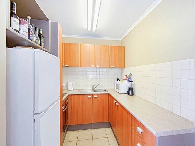 6/8 Darrambal Street, Chevron Island QLD 4217