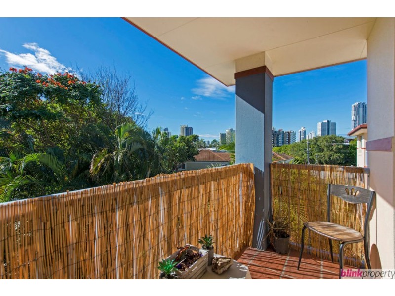 21/3 Barranbali st, Chevron Island QLD 4217