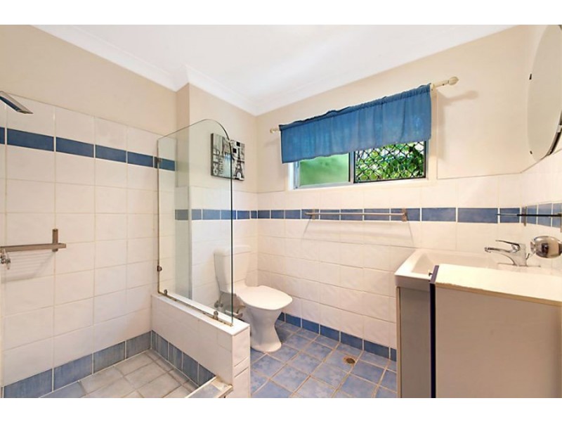 4/19 Darrambal street, Chevron Island QLD 4217