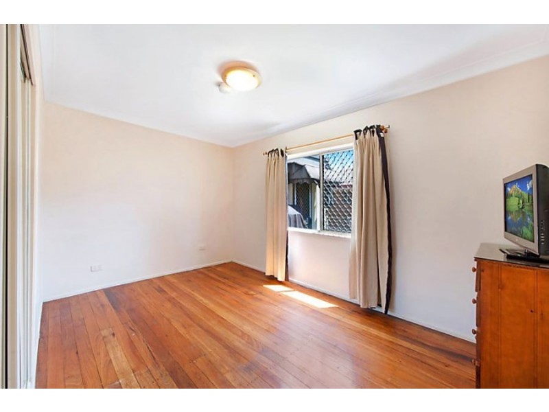 4/19 Darrambal street, Chevron Island QLD 4217