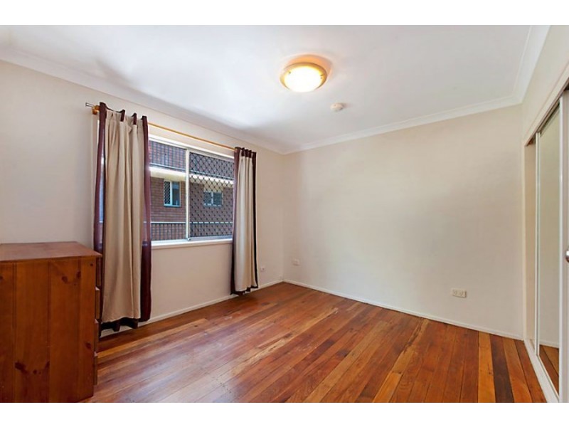 4/19 Darrambal street, Chevron Island QLD 4217